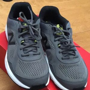 Men’s New Balance running shoes, dark gray with black heel. 8 extra wide (4E).